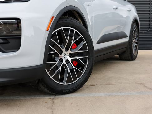 New 2025 Porsche Macan 4S Electric image 12