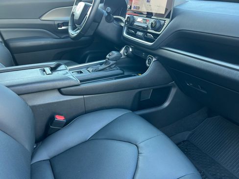 Used 2024 Toyota Grand Highlander XLE image 19