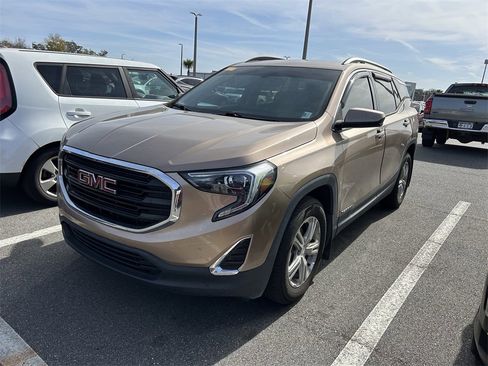 Used 2018 GMC Terrain SLE w/ Driver Convenience Package image 9