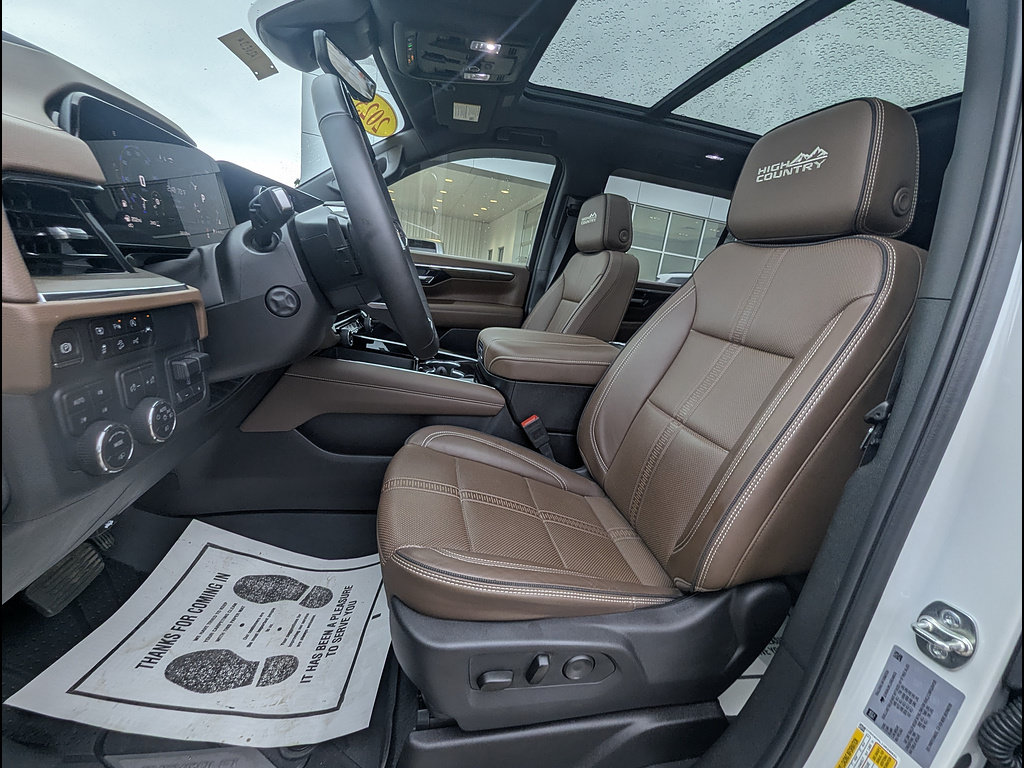 Used 2025 Chevrolet Suburban High Country AWD/4WD image 19