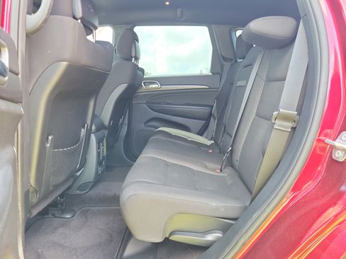 Used 2018 Jeep Grand Cherokee Laredo AWD/4WD image 9
