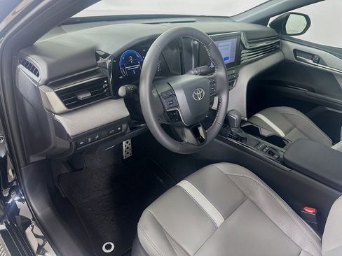 Used 2025 Toyota Camry SE image 9