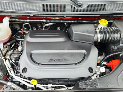 Used 2024 Chrysler Voyager LX image 30