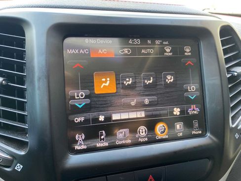 Used 2018 Jeep Cherokee Trailhawk w/ Comfort/Convenience Group AWD/4WD image 24