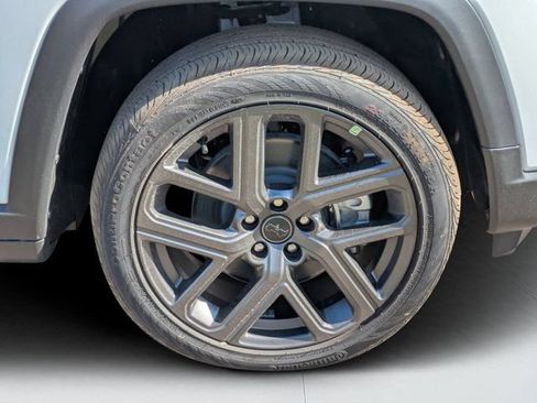 New 2026 Jeep Compass Latitude w/ Sun and Sound Group AWD/4WD image 9