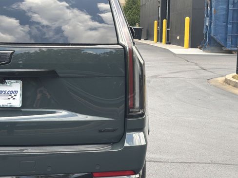 Used 2025 Cadillac Escalade ESV V AWD/4WD image 23