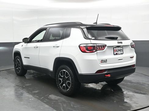 Used 2025 Jeep Compass Trailhawk image 11