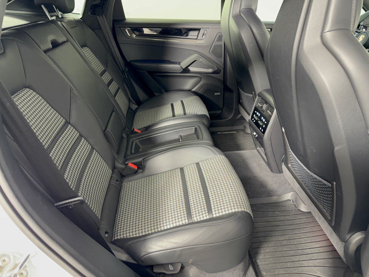 Certified 2025 Porsche Cayenne GTS AWD/4WD image 29