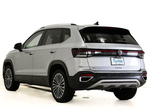 Used 2025 Volkswagen Taos SE FWD image 8