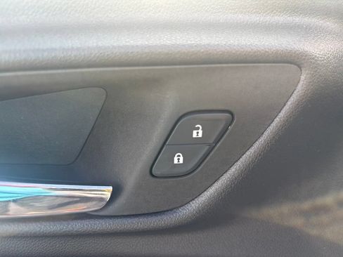 Used 2025 Chevrolet Trax RS FWD image 19