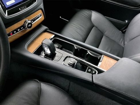 Used 2024 Volvo XC90 B6 Plus image 16