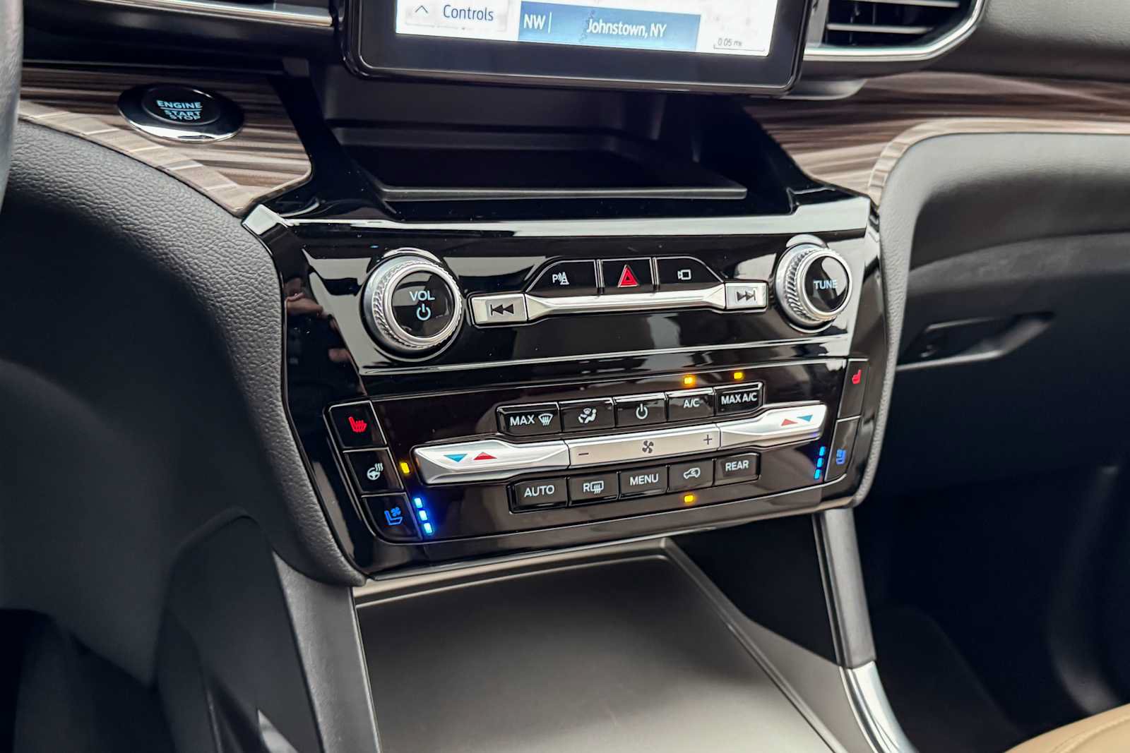 Used 2022 Ford Explorer Limited w/ Equipment Group 301A AWD/4WD image 19
