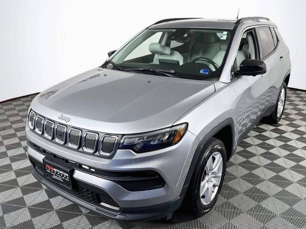 Used 2022 Jeep Compass Latitude w/ Sun and Sound Group AWD/4WD image 3