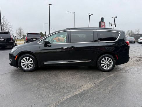 Used 2017 Chrysler Pacifica Touring-L FWD image 4