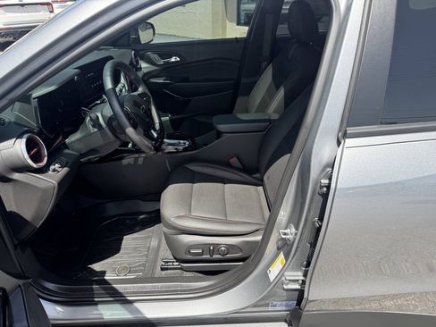 Used 2025 Chevrolet Trax RS w/ Sunroof Package FWD image 8