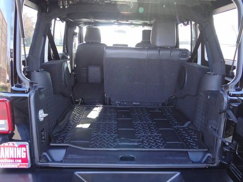 Used 2015 Jeep Wrangler Unlimited Rubicon w/ Connectivity Group image 35