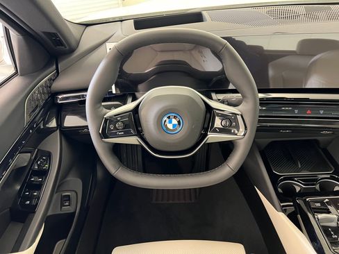 New 2026 BMW i5 eDrive40 image 23