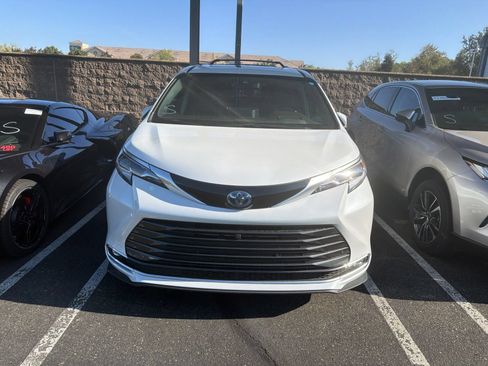 Certified 2023 Toyota Sienna Platinum FWD image 2