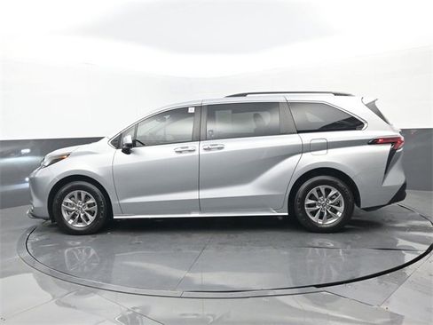 Used 2022 Toyota Sienna XLE image 25