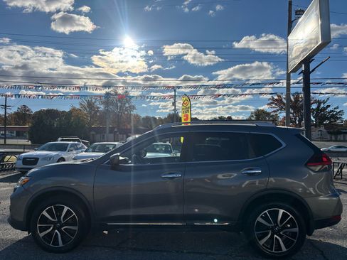Used 2018 Nissan Rogue SL w/ Premium Package image 2