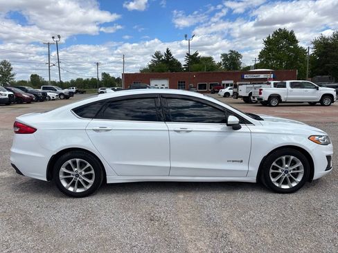 Used 2019 Ford Fusion SE FWD image 2