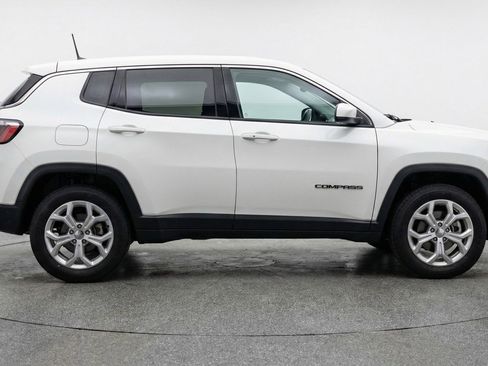 Used 2025 Jeep Compass Latitude AWD/4WD image 11