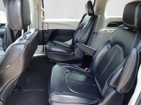 Used 2023 Chrysler Pacifica Touring-L FWD image 10