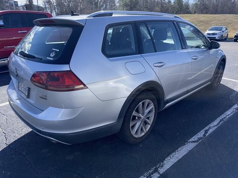 Used 2017 Volkswagen Golf Alltrack SE image 3