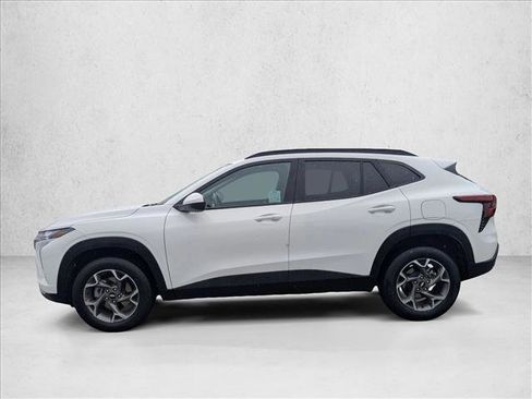 Used 2025 Chevrolet Trax LT w/ LT Convenience Package image 9