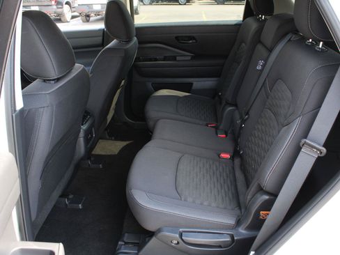 Used 2025 Nissan Pathfinder SV AWD/4WD image 18
