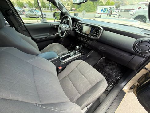 Used 2018 Toyota Tacoma TRD Sport w/ Technology Package AWD/4WD image 8