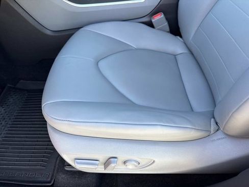 Used 2025 Toyota Highlander XLE image 21