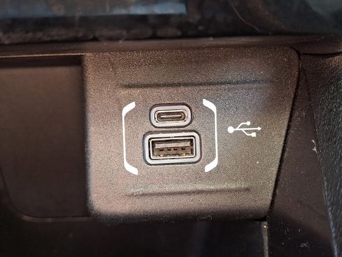 Used 2024 Jeep Compass Latitude image 23