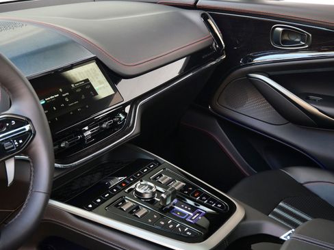 New 2026 Aston Martin DBX 707 image 10