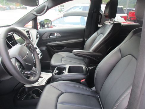 Used 2026 Chrysler Pacifica Select FWD image 15
