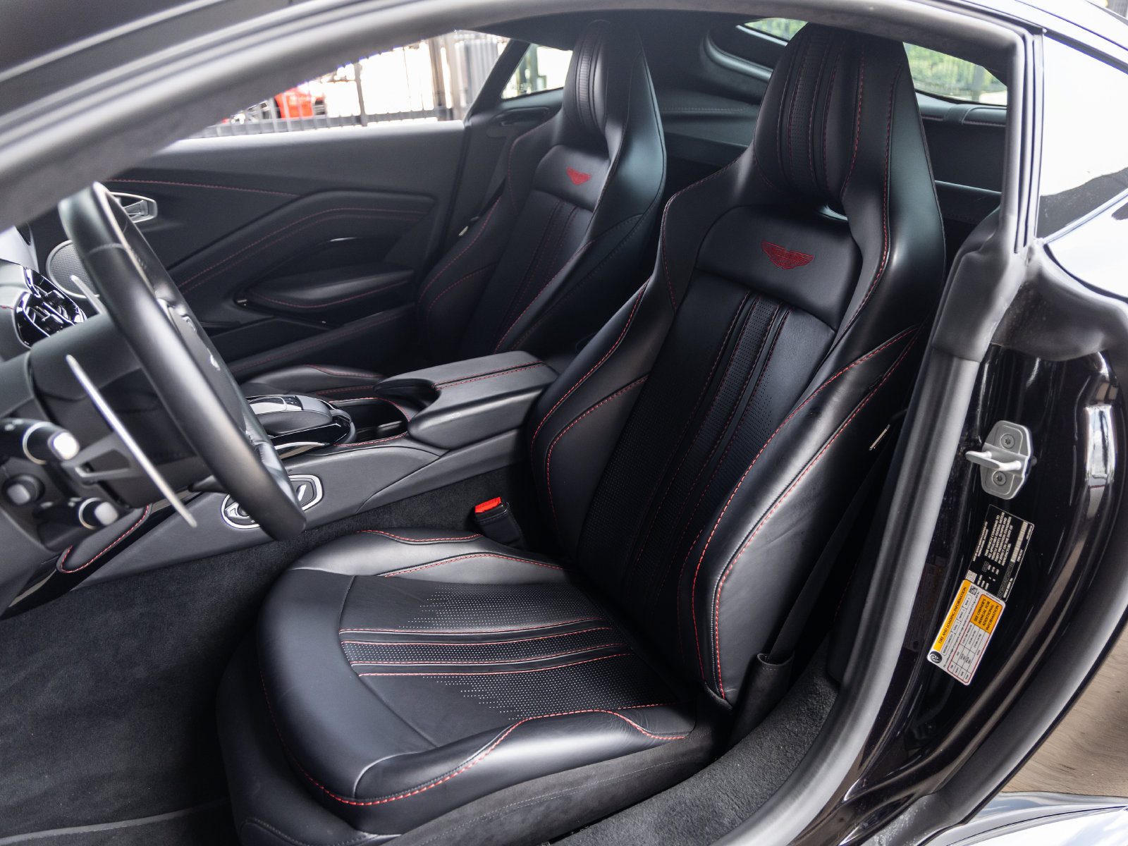 Used 2023 Aston Martin V8 Vantage Coupe RWD image 24