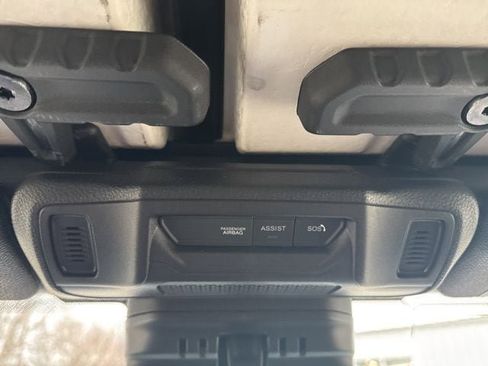Used 2025 Jeep Wrangler Sahara image 31