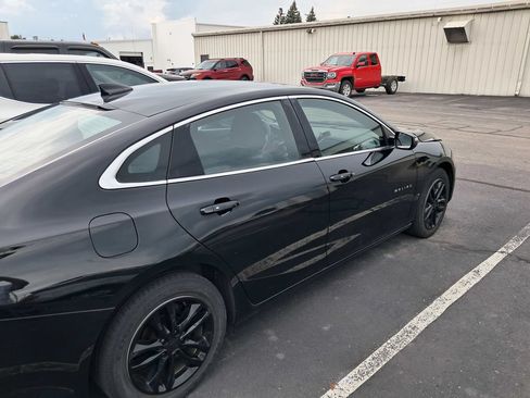 Used 2017 Chevrolet Malibu LT FWD image 4