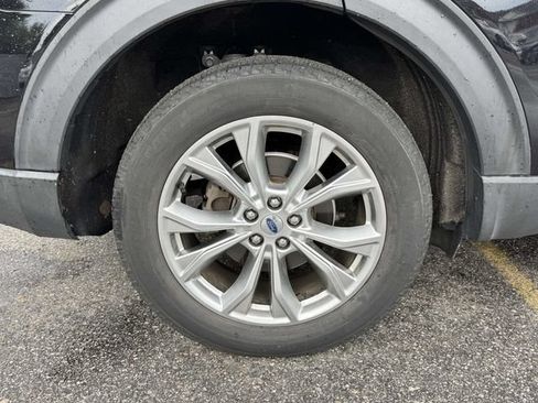 Used 2021 Ford Explorer XLT w/ Equipment Group 202A AWD/4WD image 9