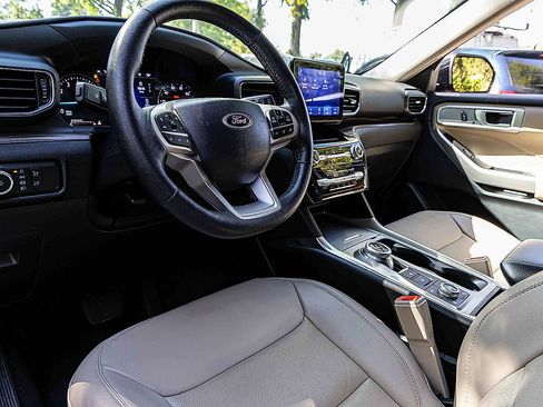 Used 2023 Ford Explorer Limited image 7
