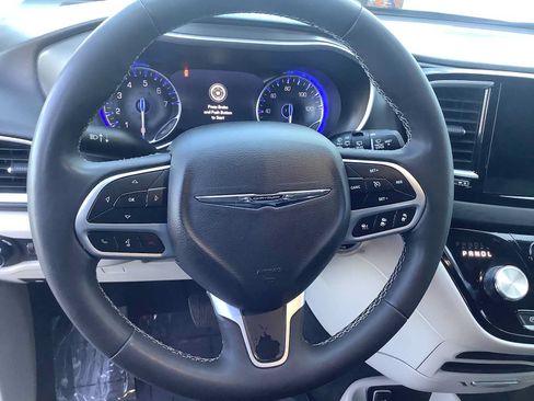 Used 2024 Chrysler Pacifica Touring-L FWD image 15