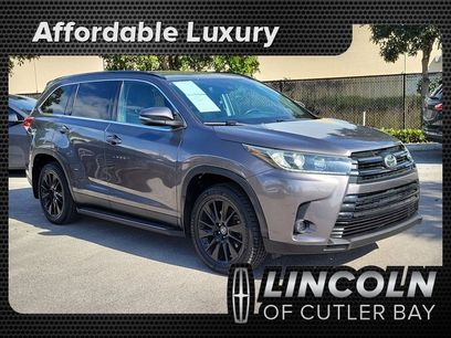 Used 2019 Toyota Highlander SE w/ Carpet Mat Package (TMS)