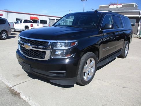 Used 2017 Chevrolet Suburban LT image 2