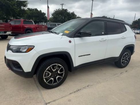 Used 2025 Jeep Compass Trailhawk w/ Trailer Tow Group AWD/4WD image 4