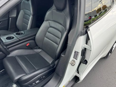 Used 2022 Porsche Taycan image 21