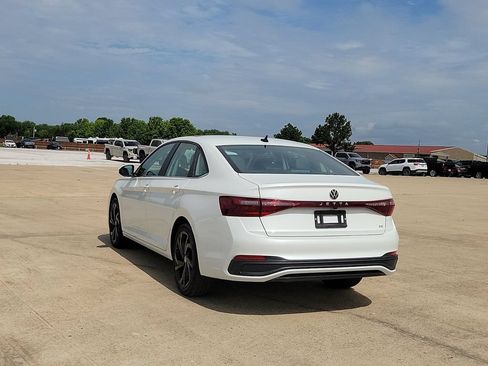 Used 2025 Volkswagen Jetta SE FWD image 4