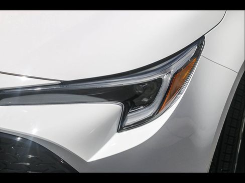 Used 2025 Toyota Corolla SE w/ SE Package FWD image 3