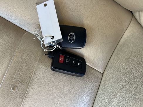 Used 2018 Toyota Avalon XLE Premium image 37