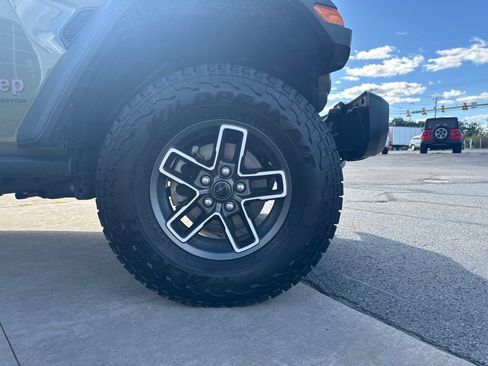 Used 2026 Jeep Gladiator Mojave AWD/4WD image 16