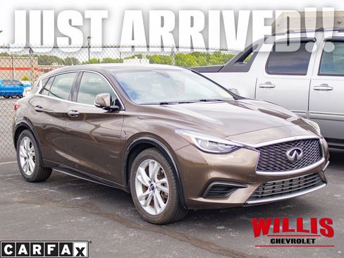 Used 2017 INFINITI QX30 FWD image 1